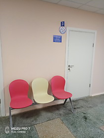 Скамья трехместная "ДИВО" с пластиковыми сидениями.