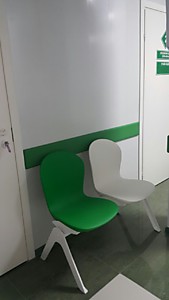 Скамья двухместная "ДИВО" с пластиковыми сидениями.